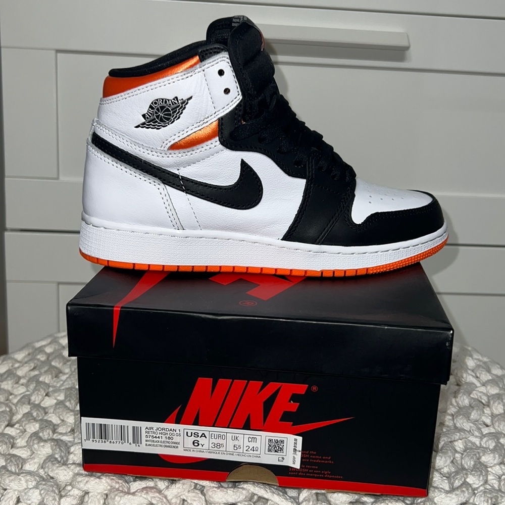 Brand new Jordan 1 High OG size 6Y